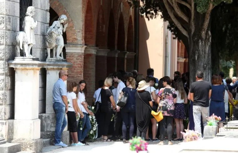 Posljednji ispraćaj 14-godi&scaron;nje Sare Čirjak na Gradskom groblju u Zadru. Sara je ubijena pri posjetu rođacima u Lici, a za njenu smrt sumnjiči se njena sestrična Ivana.