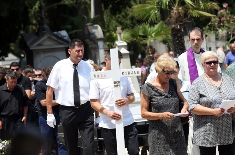 TUGA U ZADRU: Obitelj i prijatelji se oprostili od 14-godi&scaron;nje djevojčice ubijene u ličkim Žuljinama