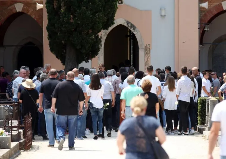 TUGA U ZADRU: Obitelj i prijatelji se oprostili od 14-godi&scaron;nje djevojčice ubijene u ličkim Žuljinama