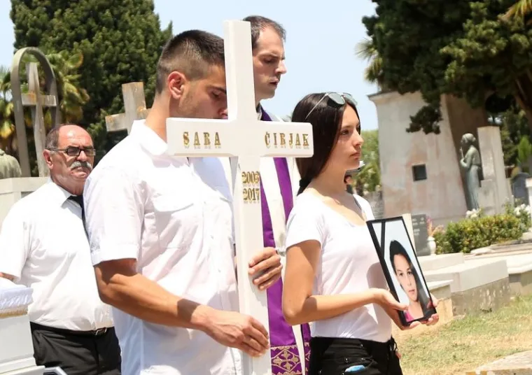 TUGA U ZADRU: Obitelj i prijatelji se oprostili od 14-godi&scaron;nje djevojčice ubijene u ličkim Žuljinama