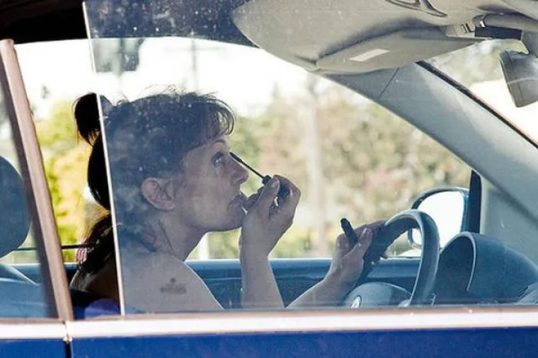 OPREZ, ŽENE ZA VOLANOM! Vozačice dokazale da i one mogu biti jednako nesposobne kao i mu&scaron;karci