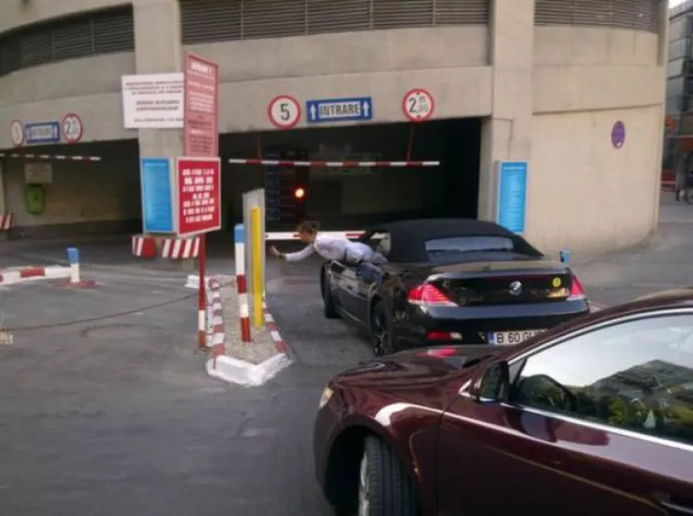 OPREZ, ŽENE ZA VOLANOM! Vozačice dokazale da i one mogu biti jednako nesposobne kao i mu&scaron;karci