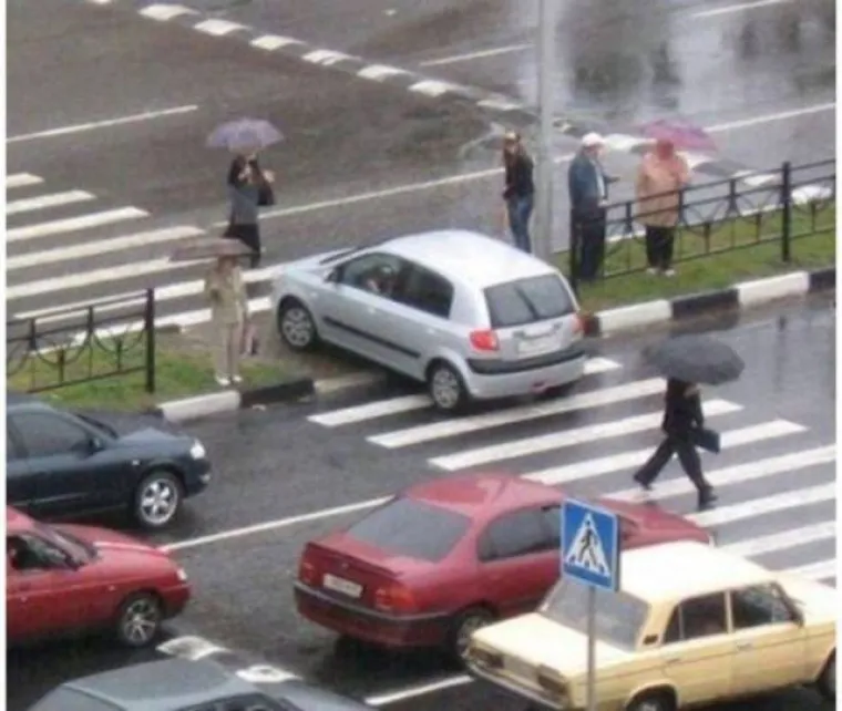 OPREZ, ŽENE ZA VOLANOM! Vozačice dokazale da i one mogu biti jednako nesposobne kao i mu&scaron;karci