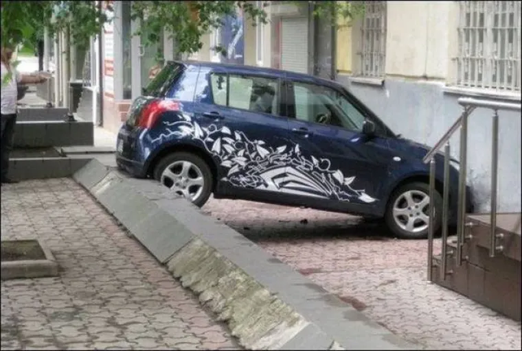 OPREZ, ŽENE ZA VOLANOM! Vozačice dokazale da i one mogu biti jednako nesposobne kao i mu&scaron;karci