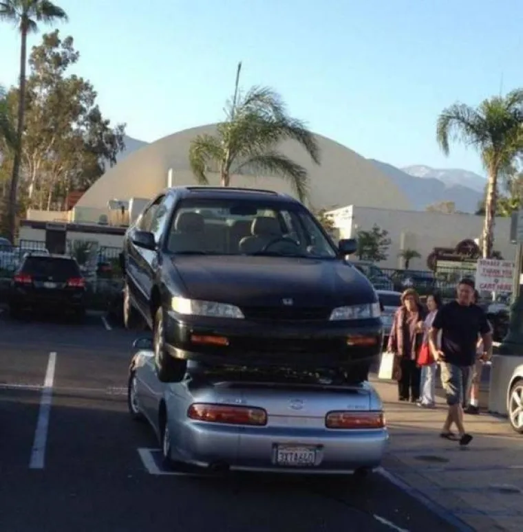 OPREZ, ŽENE ZA VOLANOM! Vozačice dokazale da i one mogu biti jednako nesposobne kao i mu&scaron;karci