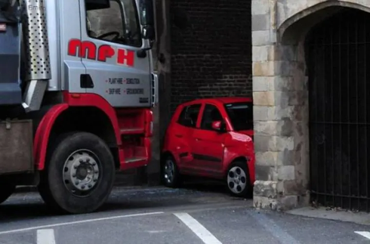 OPREZ, ŽENE ZA VOLANOM! Vozačice dokazale da i one mogu biti jednako nesposobne kao i mu&scaron;karci