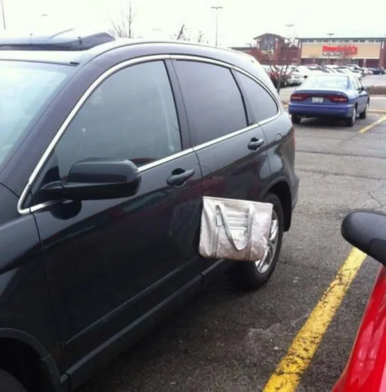 OPREZ, ŽENE ZA VOLANOM! Vozačice dokazale da i one mogu biti jednako nesposobne kao i mu&scaron;karci