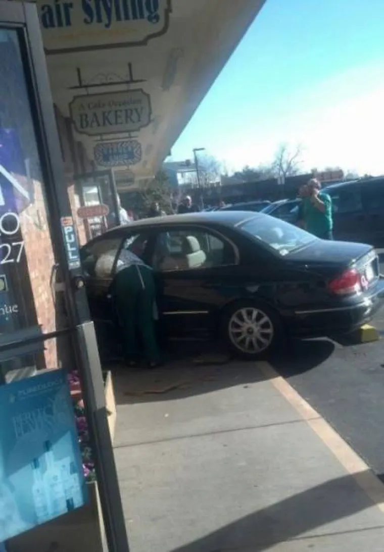 OPREZ, ŽENE ZA VOLANOM! Vozačice dokazale da i one mogu biti jednako nesposobne kao i mu&scaron;karci