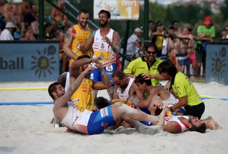 Hrvatska reprezentacija osvojila je brončanu medalju na Europskom prvenstvu u rukometu na pijesku u Zagrebu pobjediv&scaron;i Mađarsku s 2-0 (14-8, 24-23).  Zlatnu medalju osvojili su &Scaron;panjolci koji su u finalu svladali Rusiju, dok je u konkurenciji rukometa&scaron;ica zlato osvojila Norve&scaron;ka svladav&scaron;i u finalu Poljsku.