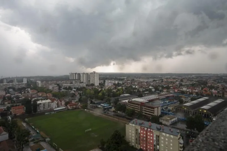 OLUJNO NEVRIJEME POHARALO HRVATSKU: Da bi za&scaron;titili automobile od tuče, vozači su se sklanjali ispod mosta
