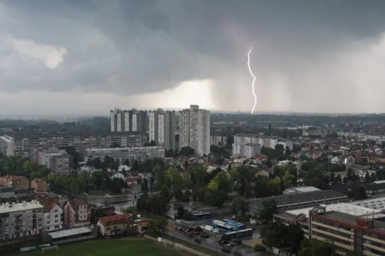 OLUJNO NEVRIJEME POHARALO HRVATSKU: Da bi za&scaron;titili automobile od tuče, vozači su se sklanjali ispod mosta