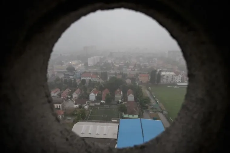 OLUJNO NEVRIJEME POHARALO HRVATSKU: Da bi za&scaron;titili automobile od tuče, vozači su se sklanjali ispod mosta