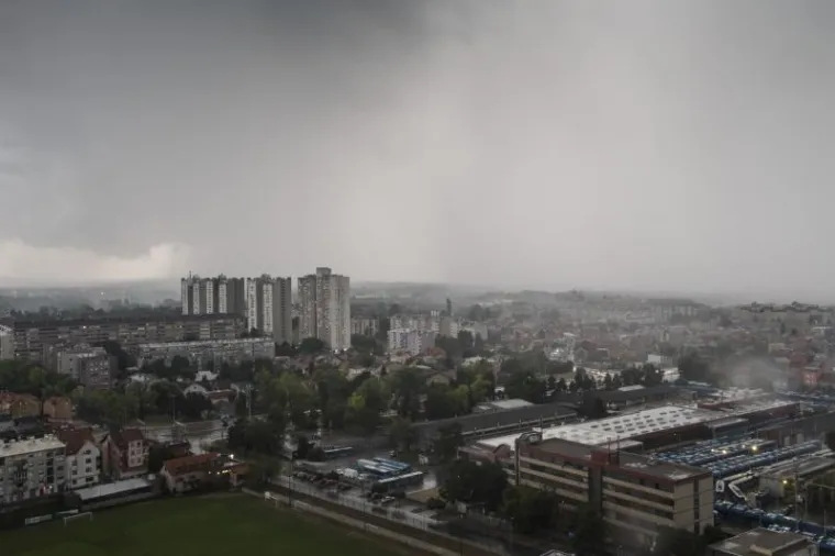 OLUJNO NEVRIJEME POHARALO HRVATSKU: Da bi za&scaron;titili automobile od tuče, vozači su se sklanjali ispod mosta