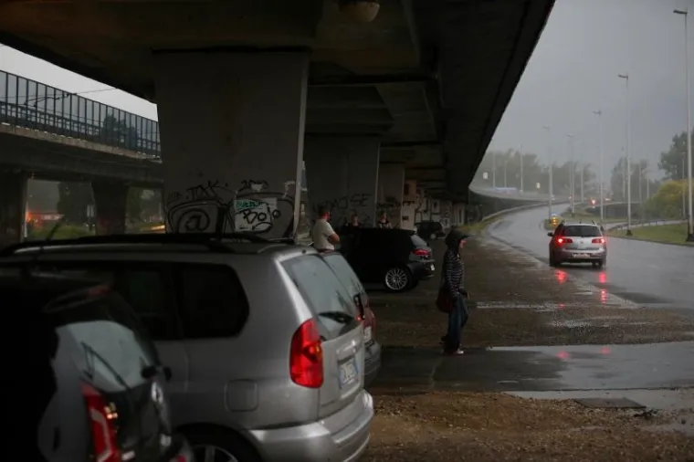 OLUJNO NEVRIJEME POHARALO HRVATSKU: Da bi za&scaron;titili automobile od tuče, vozači su se sklanjali ispod mosta