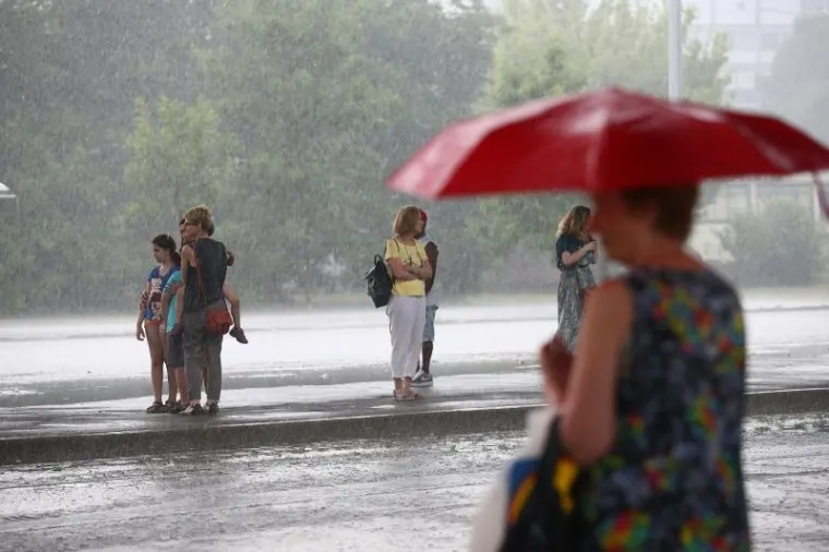 OLUJNO NEVRIJEME POHARALO HRVATSKU: Da bi za&scaron;titili automobile od tuče, vozači su se sklanjali ispod mosta