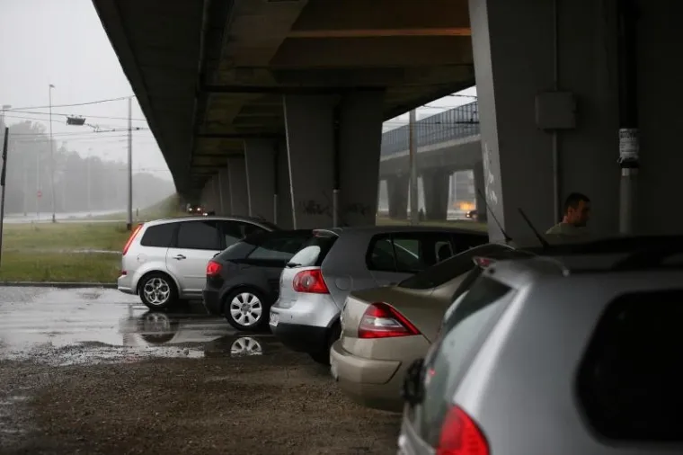 OLUJNO NEVRIJEME POHARALO HRVATSKU: Da bi za&scaron;titili automobile od tuče, vozači su se sklanjali ispod mosta