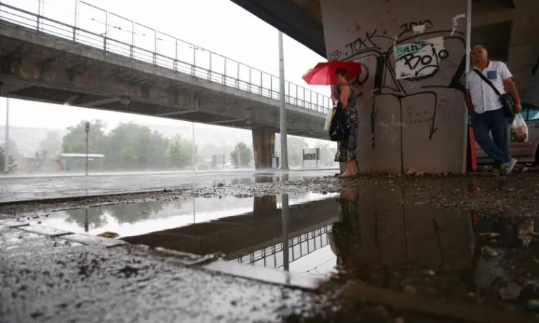 OLUJNO NEVRIJEME POHARALO HRVATSKU: Da bi za&scaron;titili automobile od tuče, vozači su se sklanjali ispod mosta