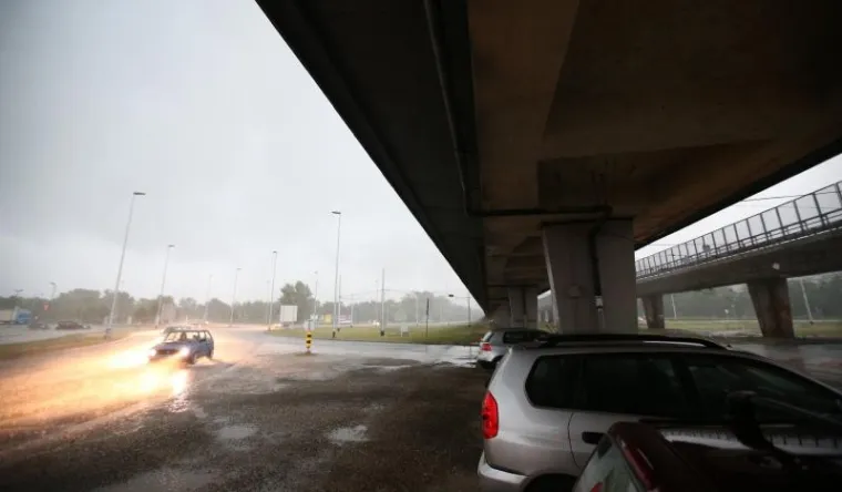 OLUJNO NEVRIJEME POHARALO HRVATSKU: Da bi za&scaron;titili automobile od tuče, vozači su se sklanjali ispod mosta