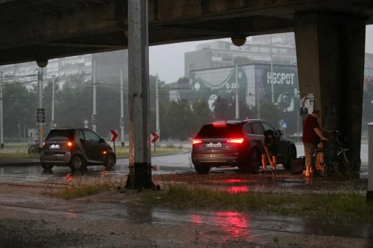 OLUJNO NEVRIJEME POHARALO HRVATSKU: Da bi za&scaron;titili automobile od tuče, vozači su se sklanjali ispod mosta