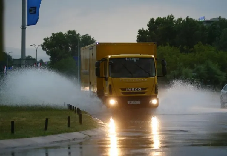 OLUJNO NEVRIJEME POHARALO HRVATSKU: Da bi za&scaron;titili automobile od tuče, vozači su se sklanjali ispod mosta