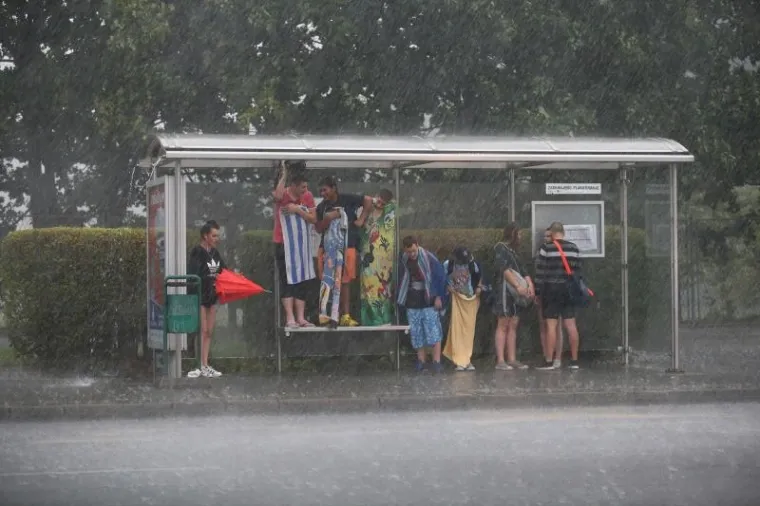 Grmljavinsko nevrijeme u poslijepodnevnim satima zahvatilo je zemlju.  Jaka ki&scaron;a i tuča pala je u Novom Zagrebu te su mnogi sklonili automobile ispod mosta da ih za&scaron;tite od tuče. Nevrijeme nije po&scaron;tedilo ni istok Hrvatske. U Osijeku su vatrogasci imali pune ruke posla sklanjajući drveće s ceste.