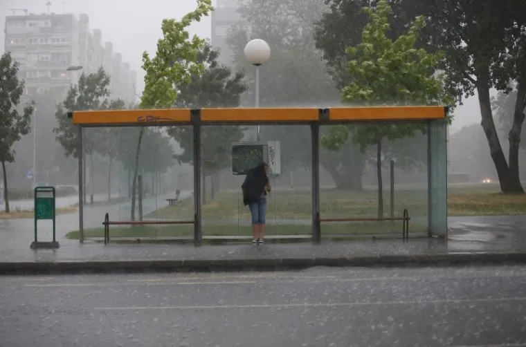 OLUJNO NEVRIJEME POHARALO HRVATSKU: Da bi za&scaron;titili automobile od tuče, vozači su se sklanjali ispod mosta
