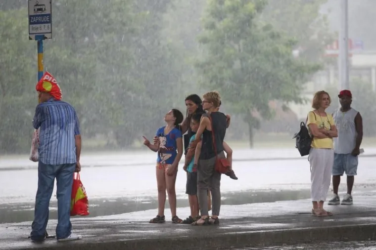 OLUJNO NEVRIJEME POHARALO HRVATSKU: Da bi za&scaron;titili automobile od tuče, vozači su se sklanjali ispod mosta