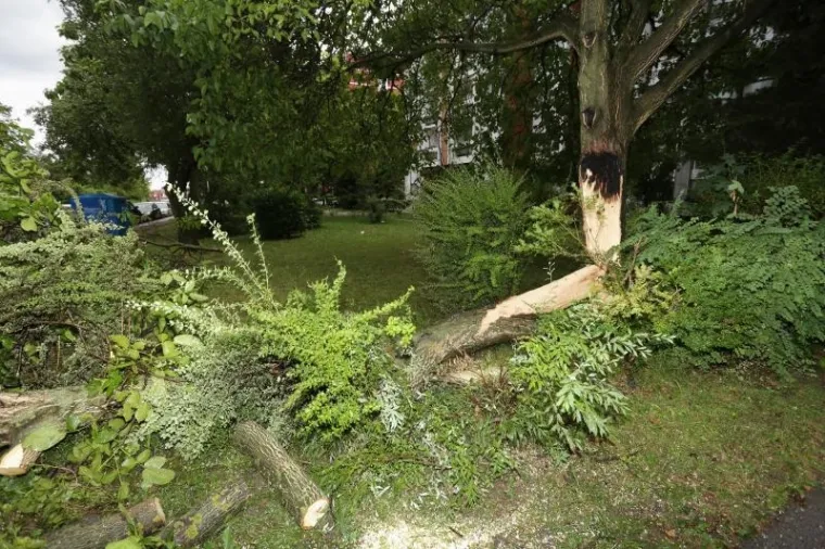 OLUJNO NEVRIJEME POHARALO HRVATSKU: Da bi za&scaron;titili automobile od tuče, vozači su se sklanjali ispod mosta