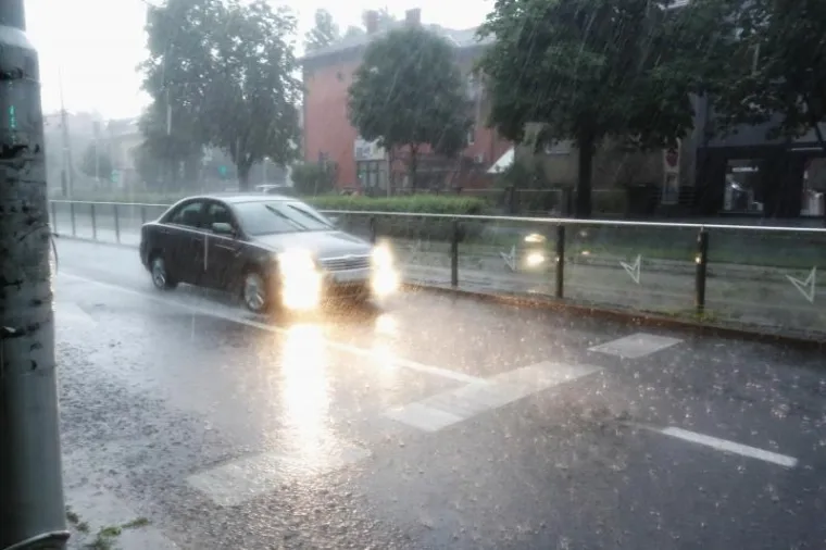 OLUJNO NEVRIJEME POHARALO HRVATSKU: Da bi za&scaron;titili automobile od tuče, vozači su se sklanjali ispod mosta