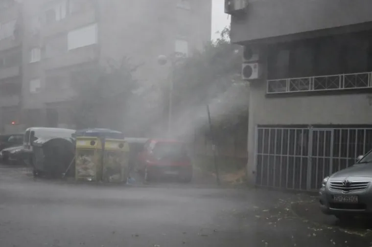 OLUJNO NEVRIJEME POHARALO HRVATSKU: Da bi za&scaron;titili automobile od tuče, vozači su se sklanjali ispod mosta