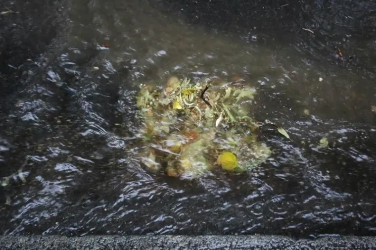 OLUJNO NEVRIJEME POHARALO HRVATSKU: Da bi za&scaron;titili automobile od tuče, vozači su se sklanjali ispod mosta