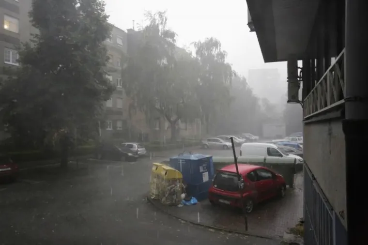 OLUJNO NEVRIJEME POHARALO HRVATSKU: Da bi za&scaron;titili automobile od tuče, vozači su se sklanjali ispod mosta