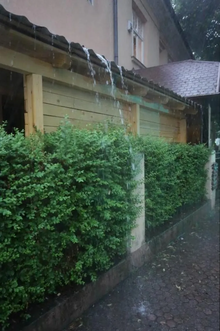 OLUJNO NEVRIJEME POHARALO HRVATSKU: Da bi za&scaron;titili automobile od tuče, vozači su se sklanjali ispod mosta