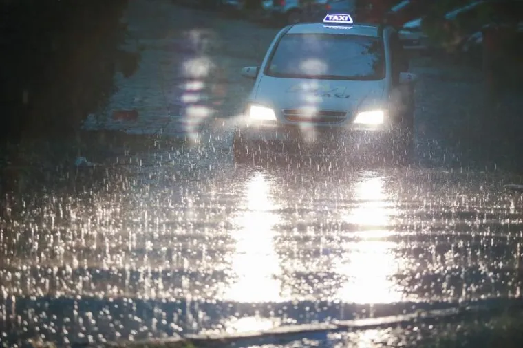 OLUJNO NEVRIJEME POHARALO HRVATSKU: Da bi za&scaron;titili automobile od tuče, vozači su se sklanjali ispod mosta