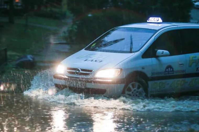 OLUJNO NEVRIJEME POHARALO HRVATSKU: Da bi za&scaron;titili automobile od tuče, vozači su se sklanjali ispod mosta