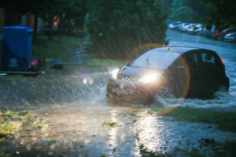 OLUJNO NEVRIJEME POHARALO HRVATSKU: Da bi za&scaron;titili automobile od tuče, vozači su se sklanjali ispod mosta