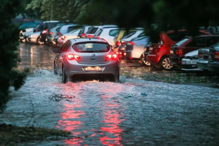 OLUJNO NEVRIJEME POHARALO HRVATSKU: Da bi za&scaron;titili automobile od tuče, vozači su se sklanjali ispod mosta
