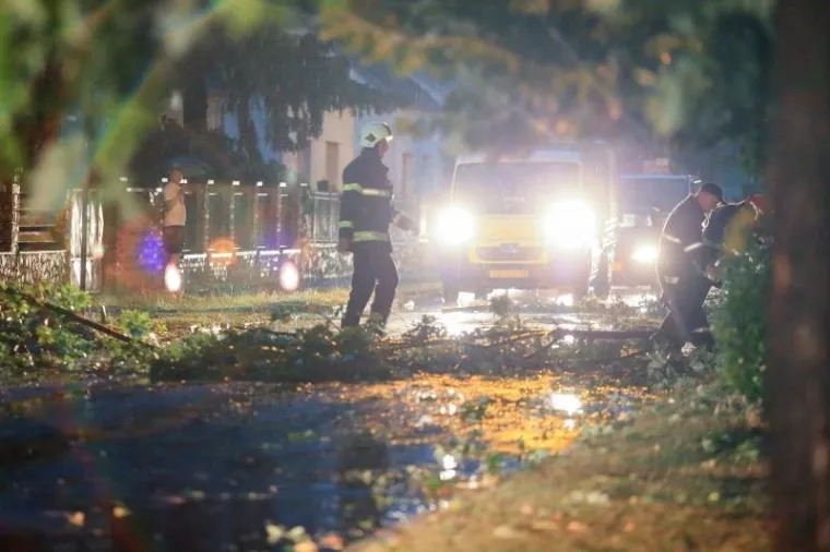 OLUJNO NEVRIJEME POHARALO HRVATSKU: Da bi za&scaron;titili automobile od tuče, vozači su se sklanjali ispod mosta