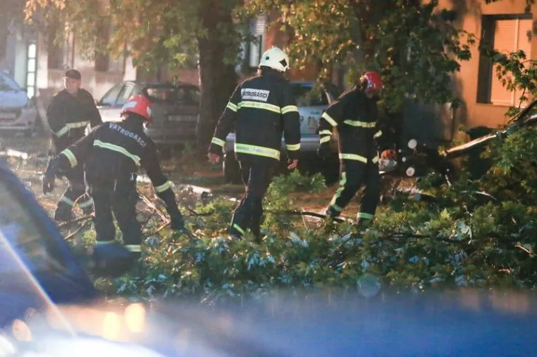 OLUJNO NEVRIJEME POHARALO HRVATSKU: Da bi za&scaron;titili automobile od tuče, vozači su se sklanjali ispod mosta