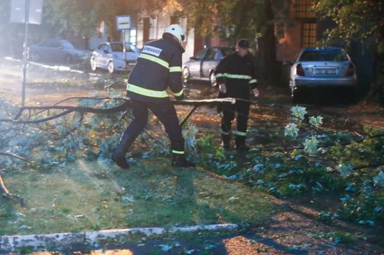OLUJNO NEVRIJEME POHARALO HRVATSKU: Da bi za&scaron;titili automobile od tuče, vozači su se sklanjali ispod mosta
