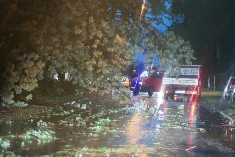 OLUJNO NEVRIJEME POHARALO HRVATSKU: Da bi za&scaron;titili automobile od tuče, vozači su se sklanjali ispod mosta