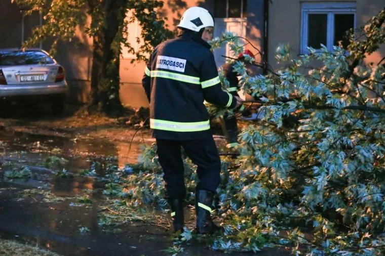 OLUJNO NEVRIJEME POHARALO HRVATSKU: Da bi za&scaron;titili automobile od tuče, vozači su se sklanjali ispod mosta