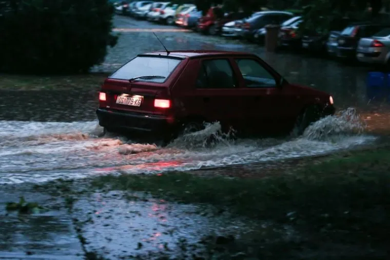 OLUJNO NEVRIJEME POHARALO HRVATSKU: Da bi za&scaron;titili automobile od tuče, vozači su se sklanjali ispod mosta