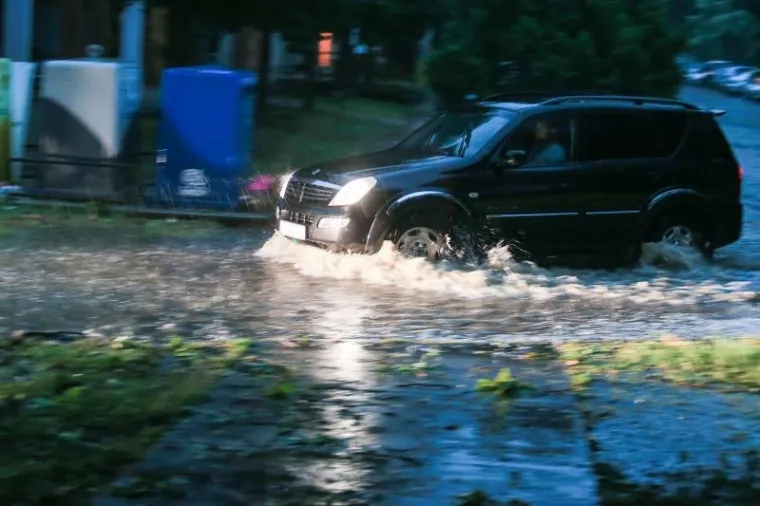 OLUJNO NEVRIJEME POHARALO HRVATSKU: Da bi za&scaron;titili automobile od tuče, vozači su se sklanjali ispod mosta