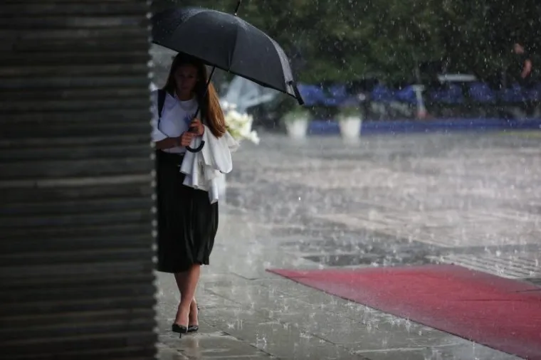 STISNULI SE POD &Scaron;ATORE: Pogledajte kako je pljusak rastjerao uzvanike na prijemu kod predsjednice povodom Dana državnosti