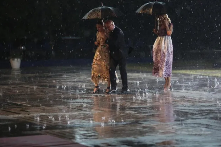 STISNULI SE POD &Scaron;ATORE: Pogledajte kako je pljusak rastjerao uzvanike na prijemu kod predsjednice povodom Dana državnosti