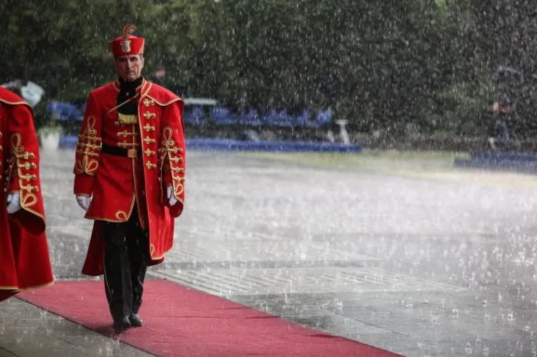 STISNULI SE POD &Scaron;ATORE: Pogledajte kako je pljusak rastjerao uzvanike na prijemu kod predsjednice povodom Dana državnosti