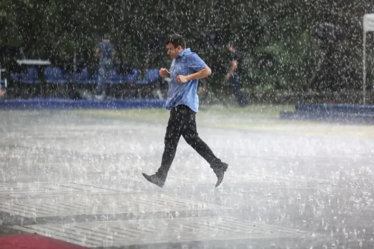 STISNULI SE POD &Scaron;ATORE: Pogledajte kako je pljusak rastjerao uzvanike na prijemu kod predsjednice povodom Dana državnosti
