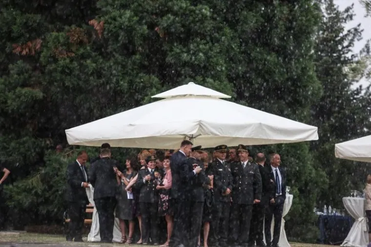 STISNULI SE POD &Scaron;ATORE: Pogledajte kako je pljusak rastjerao uzvanike na prijemu kod predsjednice povodom Dana državnosti