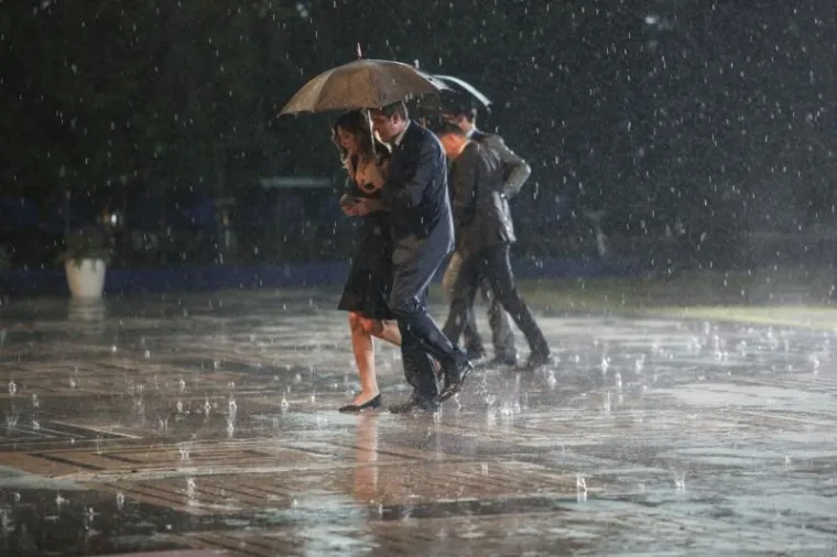 Uzvanike na prijemu kod predsjednice Republike Hrvatske Kolinde Grabar Kitarović povodom Dana Drzavnost, rastjerao je pljusak.